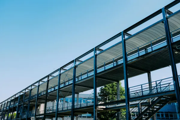 Instalación de estructura metálica para nave comercial